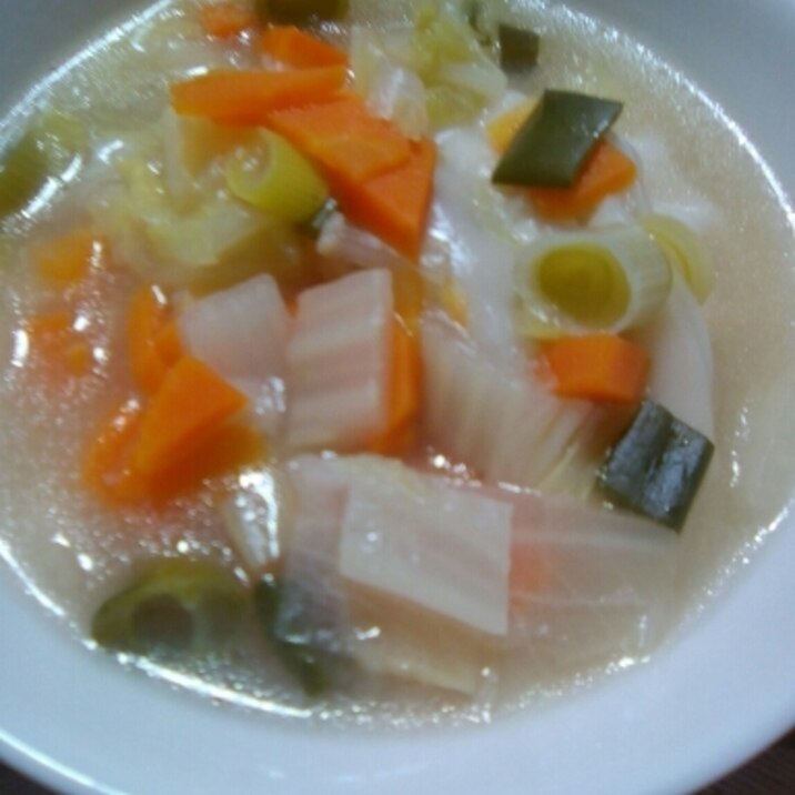 餃子と野菜の白湯スープ